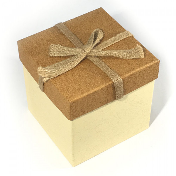 Подарочная упаковка квадратная с веревкой, коричнево-бежевая. 
